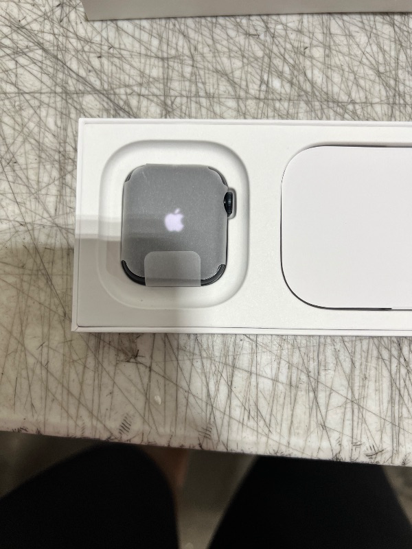 Photo 8 of Apple Watch SE GPS (2023, 2nd Generation) 40mm Midnight Aluminum Case with Midnight Sport Band - S/M
