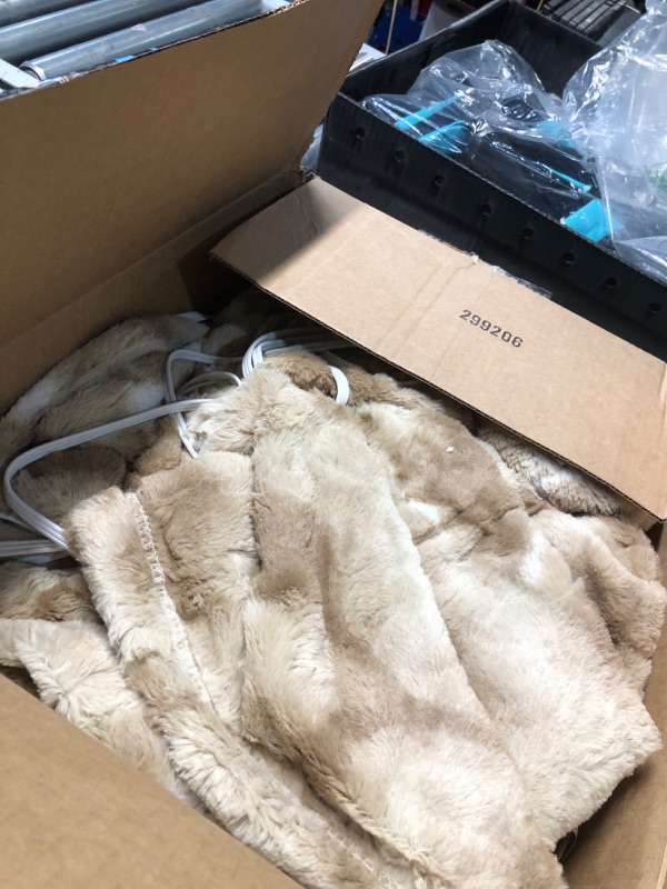 Photo 2 of ***ITEM TESTED FOR POWER, UNABLE TO TEST FURTHER***
WOOMER Electric Fast Heated Blanket, Double Sided Luxurious Soft Faux Fur, Twin Size 62"x 84", ETL Certificated, 10 Heating Levels, 0.5-12H Auto Off, Machine Washable, Overheat Protection