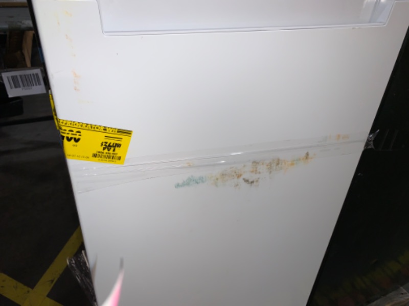 Photo 4 of ***TRUCK / TRAILER PICK UP*** ***OUTSIDE AND INSIDE SCUFFED / DENTED***
10.1 cu. ft. Top Freezer Refrigerator in White VASSANI