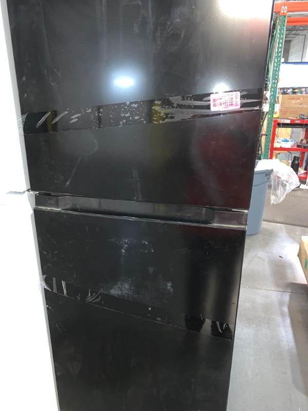 Photo 3 of ***(PARTS ONLY/ NON FUNCTIONAL/ NO RETURNS OR REFUNDS) ***
***TRUCK / TRAILER PICK UP*** ***DENTED AND SCRATCHED***
10.1 cu. ft. Top Freezer Refrigerator in Black by Vissani