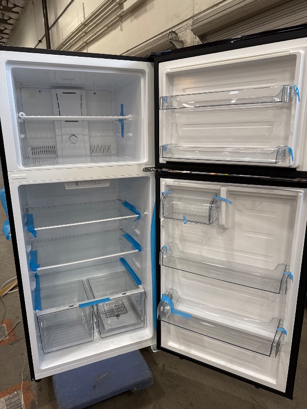 Photo 1 of Kenmore 30 in. 18.2 cu. ft. Capacity Refrigerator/Freezer with Adjustable Glass Shelving