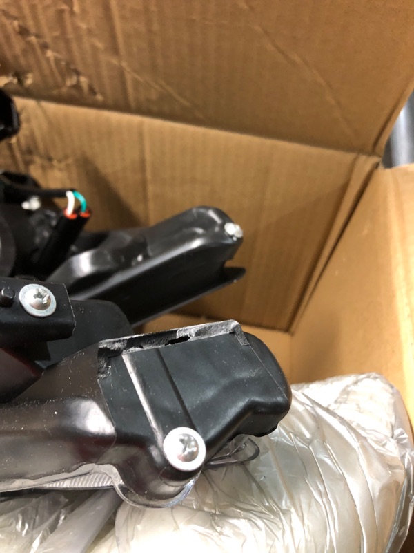 Photo 6 of ***DAMAGED - MOUNTING BRACKETS BROKEN - SEE PICTURES - UNABLE TO TEST***
Dasbecan LED Headlight Compatible with 2015 2016 2017 2018 Nissan Murano Left+Right Headlamp Assembly Black Housing Clear Replace# 260605AA9A 260105AA9A 260605AA0E 260105AA0E