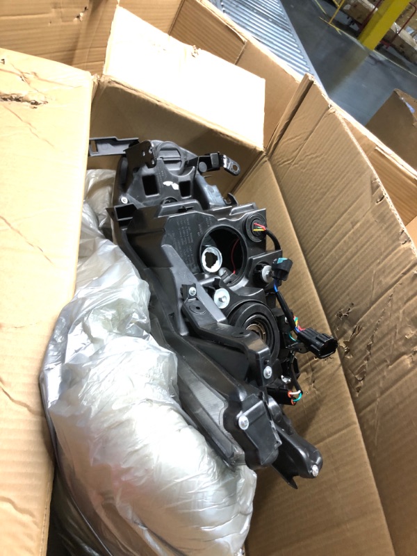 Photo 8 of ***DAMAGED - MOUNTING BRACKETS BROKEN - SEE PICTURES - UNABLE TO TEST***
Dasbecan LED Headlight Compatible with 2015 2016 2017 2018 Nissan Murano Left+Right Headlamp Assembly Black Housing Clear Replace# 260605AA9A 260105AA9A 260605AA0E 260105AA0E