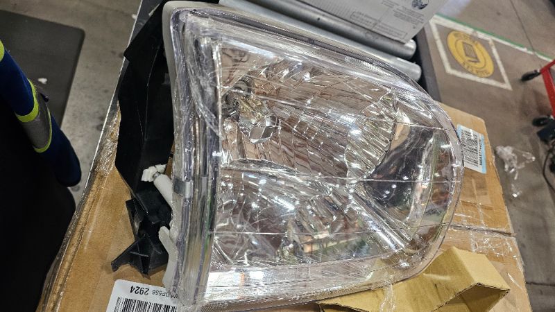 Photo 1 of For Toyota Sequoia 2001-2004/Tundra 2003-2004 Headlight Assembly Driver and Passenger Side For TO2502144 | 81150-0C020 Tundra Double Cab ( 1 headlight) 