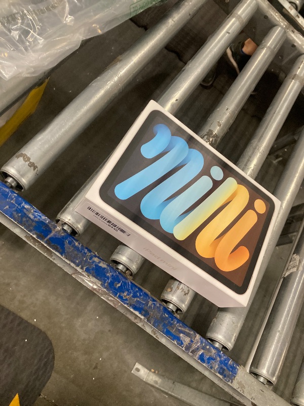 Photo 1 of Apple iPad Mini (6th Generation): A15 Bionic, 8.3-inch Liquid Retina Display, 256GB, Wi-Fi 6, 12MP front/12MP Back Camera, Touch ID, All-Day Battery Life – Starlight