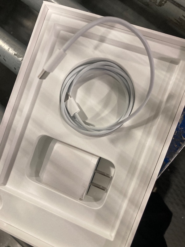 Photo 1 of Apple iPad Mini (6th Generation): A15 Bionic, 8.3-inch Liquid Retina Display, 256GB, Wi-Fi 6, 12MP front/12MP Back Camera, Touch ID, All-Day Battery Life – Starlight