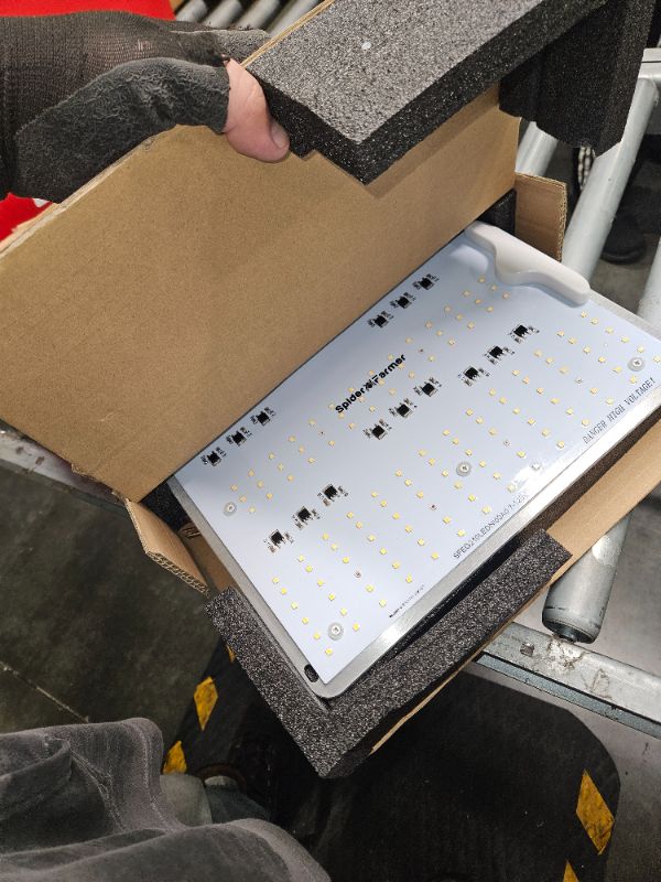 Photo 2 of **USED****UNABLE TO TEST**
Spider Farmer 2024 SF1000D LED Grow Lights with Samsung LM301B Diodes Full Spectrum Grow Light for Indoor Plants Veg/Bloom Growing Lamps in Grow Tent