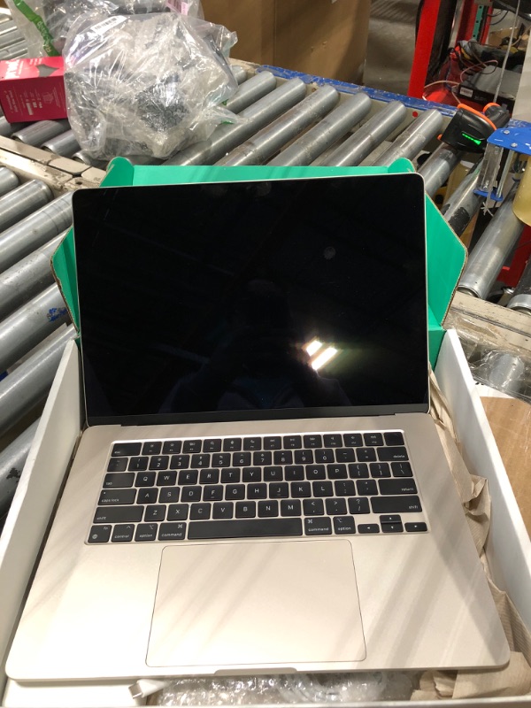 Photo 3 of ***PARTS ONLY***Apple 2023 MacBook Air M2 chip (15-inch, 8GB RAM, 256GB SSD Storage)(QWERTY English) Starlight (Renewed Premium)