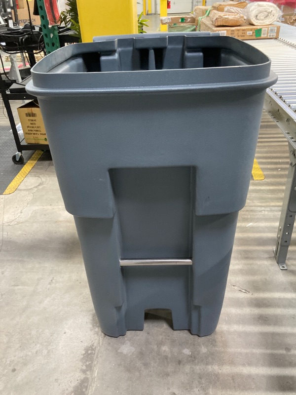 Photo 3 of 64 Gallon Garbage Cans Trash Cans 2 Rugged Wheels Ergonomic Handle and Lid Heavy Duty Construction Built for Toughness and Maximum Impact Resistance Perfect for Both Indoor Or Outdoor Use
