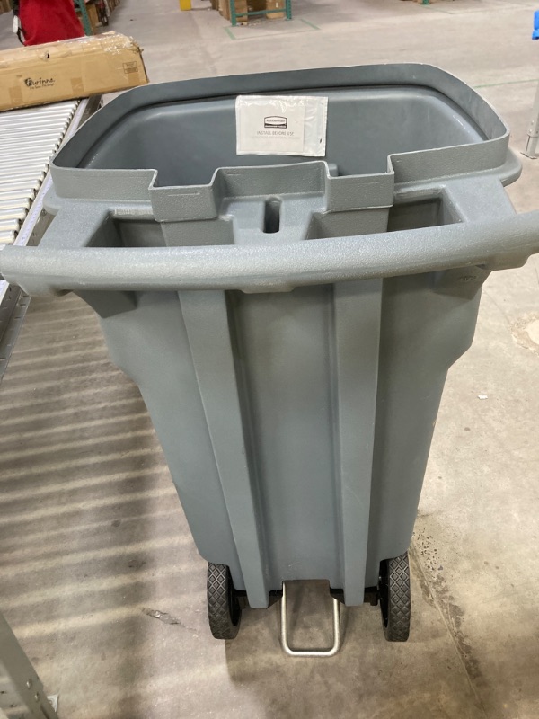 Photo 2 of 64 Gallon Garbage Cans Trash Cans 2 Rugged Wheels Ergonomic Handle and Lid Heavy Duty Construction Built for Toughness and Maximum Impact Resistance Perfect for Both Indoor Or Outdoor Use
