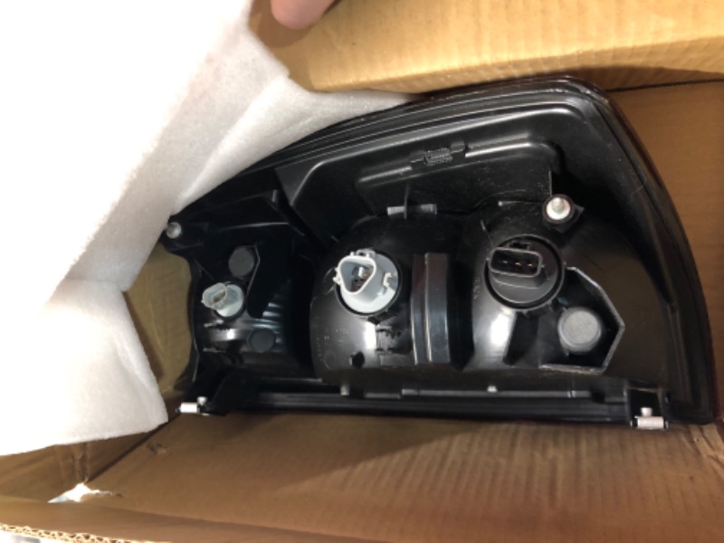 Photo 2 of (MINOR DAMAGE/ SEE NOTES) 
Boine Compatible With 2016 2017 2018 2019 2020 Toyota Tacoma Pickup Right Passenger Side Red Tail Light Housing Replace 81550-04170
