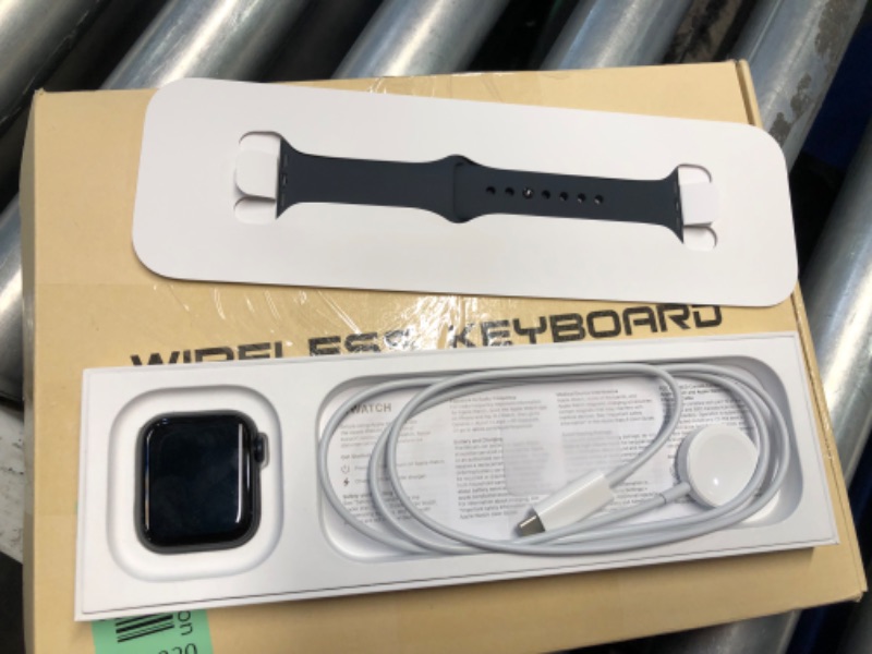 Photo 5 of ***USED - UNABLE TO TEST***
Apple Watch SE GPS (2023, 2nd Generation) 40mm Midnight Aluminum Case with Midnight Sport Band - S/M --- SN---CH6M7LXH6X