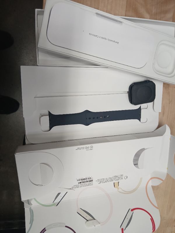 Photo 2 of Apple Watch Series 9 (GPS)------SN--P6L2M3X9NQ