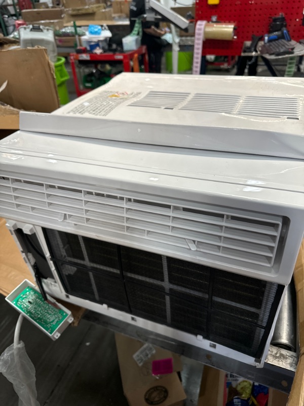 Photo 2 of *POWER SIDE DAMAGED BUT STILL POWERS ON AND THROWS COLD AIR** Keystone 14,500 BTU Window Air Conditioner and Dehumidifier, Window Unit Air Conditioners for Apartment, Living Room, Garage, and Medium to Large Rooms up to 650 Sq.Ft., Window AC Unit with Rem