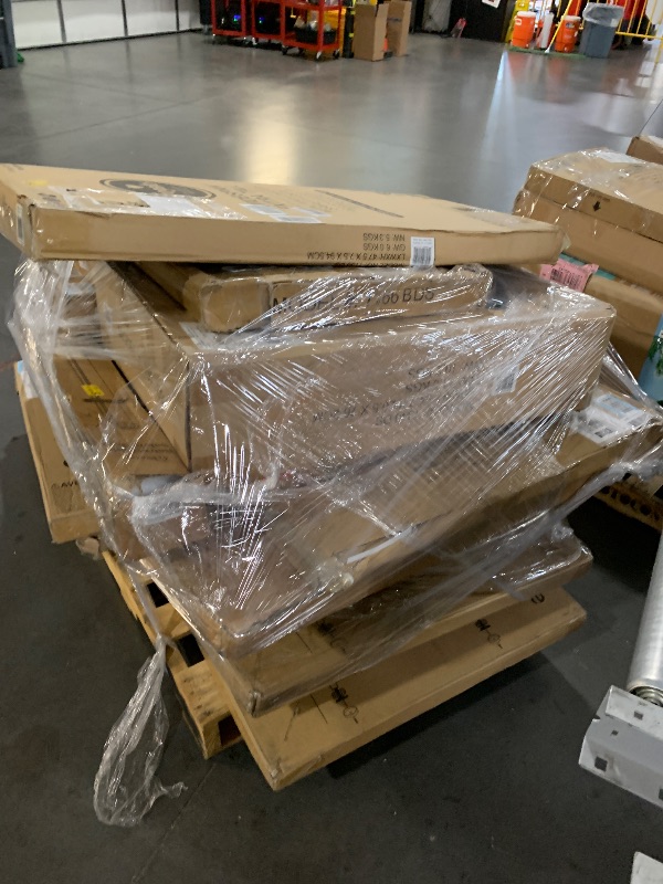 Photo 1 of *** PALLET OF GENERAL MERCHANDISE- - SOLD AS IS- TRUCK/TRAILER PICKUP ONLY***
pallet of miscellaneous used baby gates 