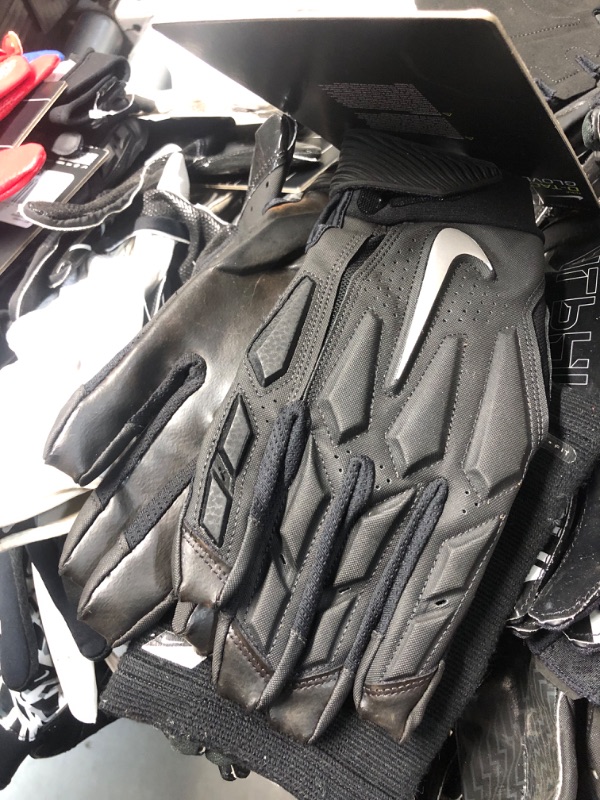 Photo 3 of *** NONREFUNABLE***BUNDLE  NIKE MEN AND WOMEN GLOVE ASSORTED SIZES  