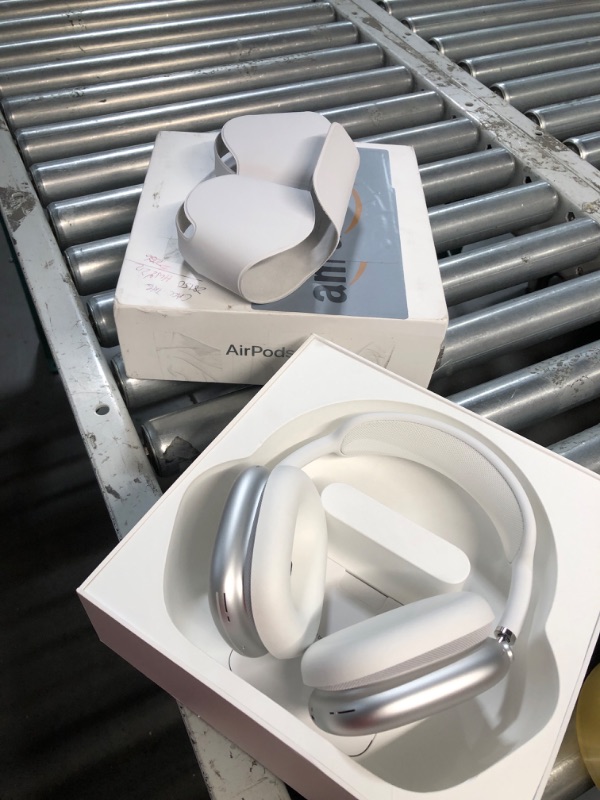 Photo 4 of (READ FULL POST) Apple AirPods Max - Silver
