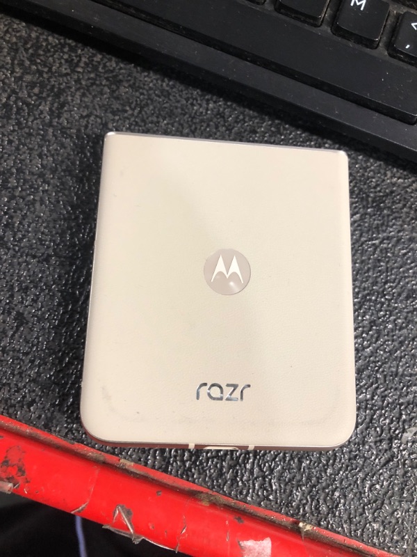 Photo 1 of ***LOCKED - SEE COMMENTS***
Motorola razr 2024 Unlocked Made for US 8/256GB 50MP Camera Beach Sand