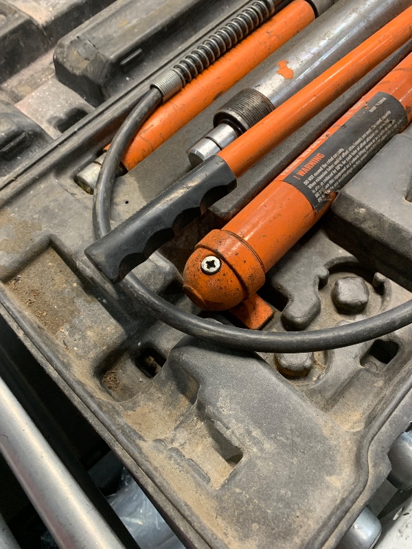 Photo 1 of ***(PARTS ONLY/ MAJOR DAMAGE/ MISSING PARTS)***VEVOR 12 Ton Porta Power Kit, Hydraulic Ram with Pump with 4.6 ft/1.4 m Oil Hose, Portable Hydraulic Jack with Storage Case for Automotive, Garage, Farm, Mechanic (26455 LBS)