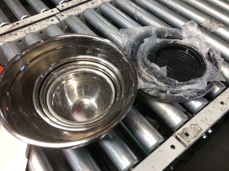 Photo 1 of **DIRTY, MISSING SECOND LARGEST BOWL** E-far Mixing Bowls with Lids Set of 5, Stainless Steel Black Mixing Bowls Metal Nesting Bowls with Airtight Lids for Cooking, Baking, Serving, Storage - Size 0.7/1/1.5/3/4.6QT - Dishwasher Safe