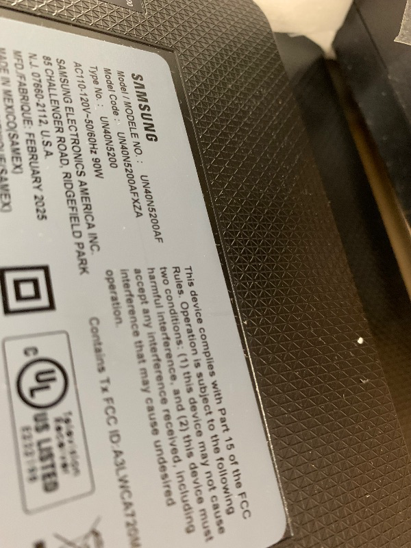Photo 1 of ** BROKEN SCREEN, FINAL SALE ** SAMSUNG 40-inch Class LED Smart FHD TV 1080P (UN40N5200AFXZA, 2019 Model), Black