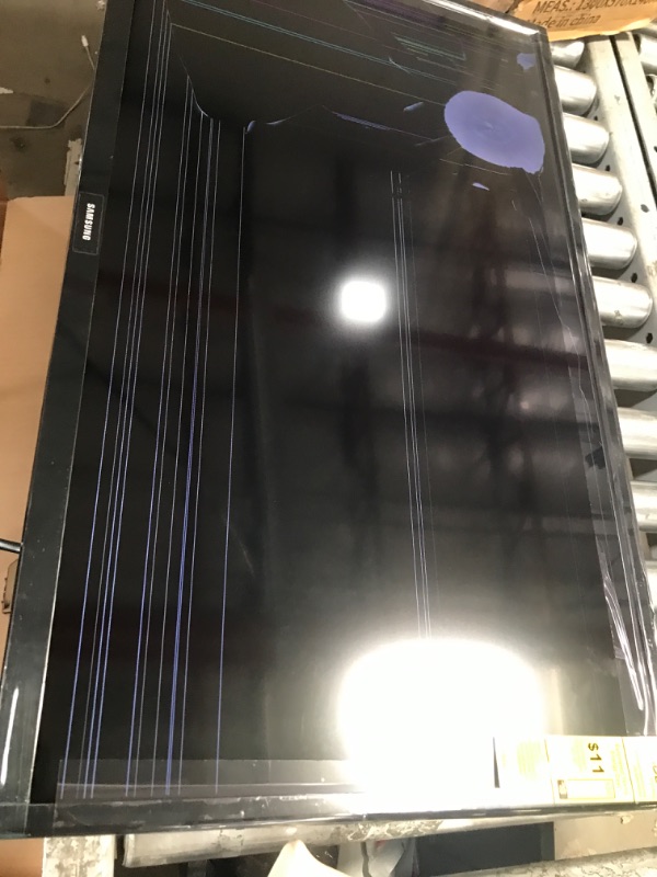 Photo 1 of ************SMASHED SCREEN, NON-FUNCTIONAL***********

SAMSUNG 32-inch Class LED Smart FHD TV 1080P (UN32N5300AFXZA, 2018 Model), Black