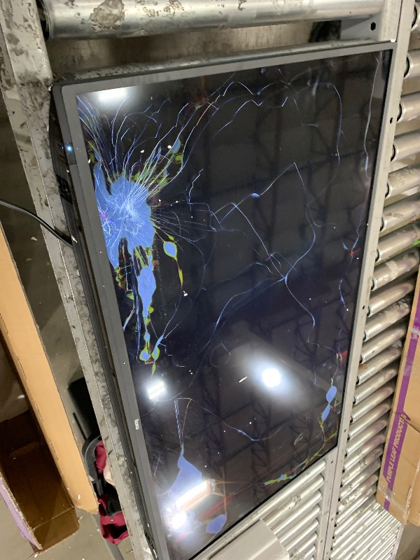 Photo 1 of *************SCREEN SMASHED, NON-FUNCTIONAL************Roku Smart TV 2025 – 40-Inch Select Series, 1080p Full HD TV – RokuTV with Voice Remote – Flat Screen LED Television with Wi-Fi for Streaming Live Local News, Sports, Family Entertainment