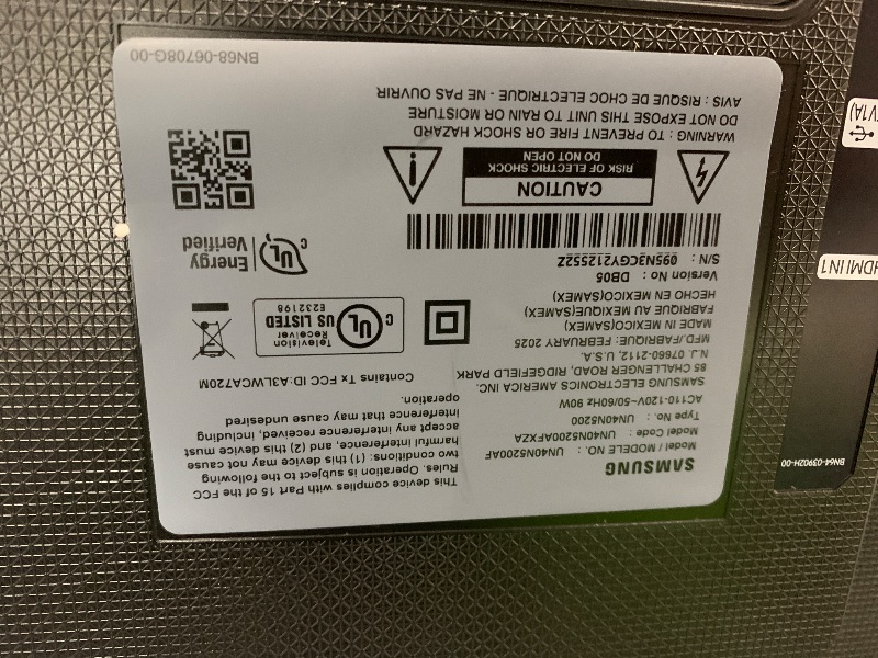 Photo 1 of ***************SCREEN SMASHES, NON-FUCNTIONAL****************

SAMSUNG 40-inch Class LED Smart FHD TV 1080P (UN40N5200AFXZA, 2019 Model), Black