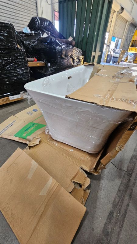 Photo 1 of ***********USED, THE CORNERS ARE DAMAGED****************

Empava 59 Inch Freestanding Bathtub - Mordern Stand Alone Soaking Tubs with Integrated Drain & Overflow System, White