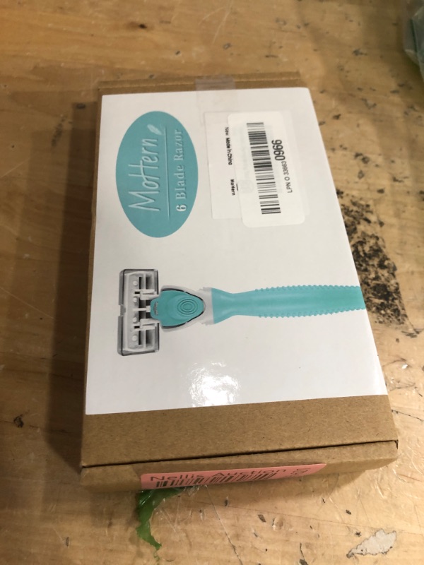 Photo 1 of 1 Travel Razors for Women with 12 Blade Refills, Green