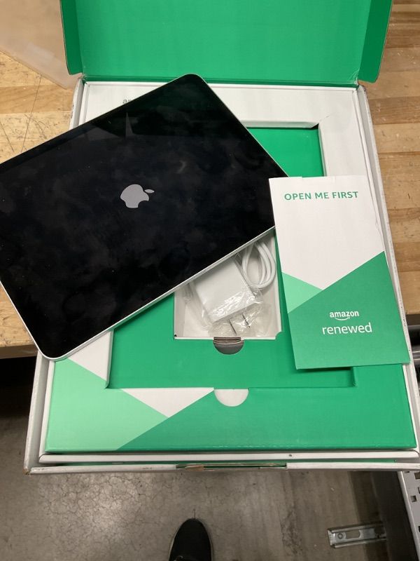 Photo 1 of Apple iPad Air 4-256GB - WiFi - Silver (Renewed Premium)