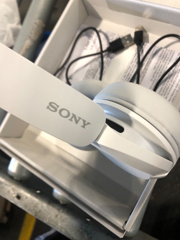 Photo 3 of ***need clean before use item*** Sony WH-CH520 Wireless Headphones Bluetooth On-Ear Headset with Microphone, White