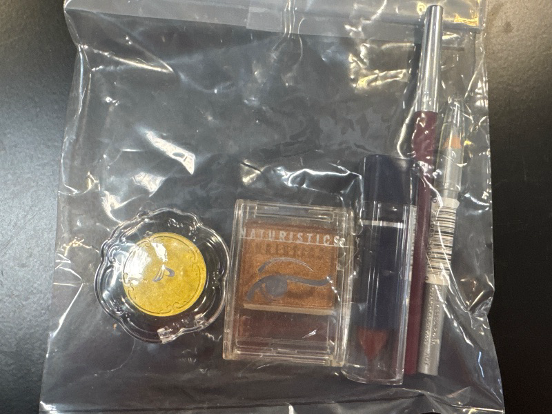 Photo 1 of Small Make-Up Beauty Bundle 