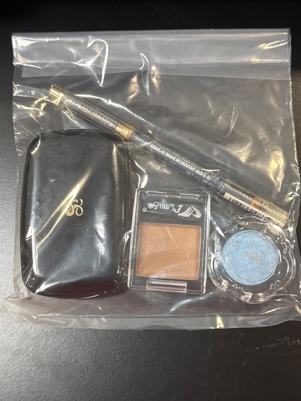 Photo 1 of Small Make-Up Beauty Bundle 