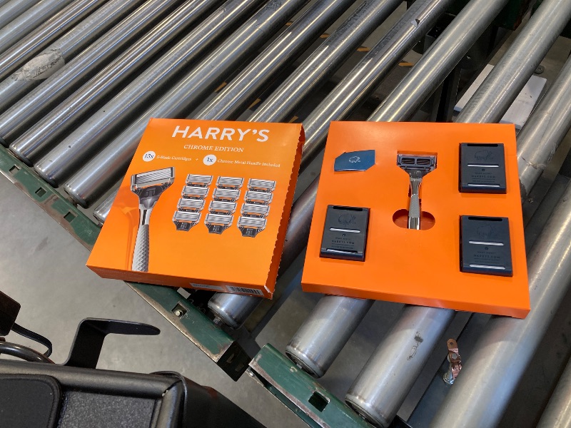 Photo 2 of Harry s Chrome Edition Razor Set 13 Cartridges + 1 Handle
