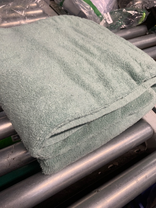 Photo 1 of (used) Amazon Basics 100% Cotton Quick-Dry Lightweight Moisture Absorbing Bath Towel, 2-Pack, Seafoam Green, 54" x 30"