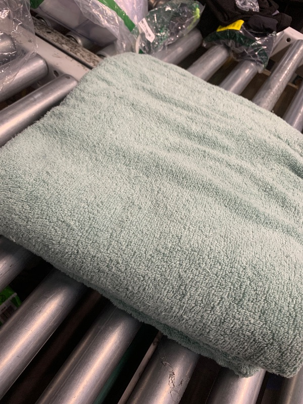 Photo 1 of (used) Amazon Basics 100% Cotton Quick-Dry Lightweight Moisture Absorbing Bath Towel, 2-Pack, Seafoam Green, 54" x 30"