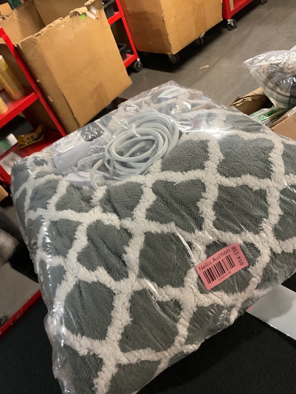 Photo 3 of ***(heavily used/ needs to be cleaned)***
CAROMIO Electric Blanket Full Size Heated Blanket, Sherpa Tufted Heating Blankets with 6 Heating Levels and 20 Time Models, Soft Thicken Heat Throw for Adults with UL Certification, Grey, 72"× 84"