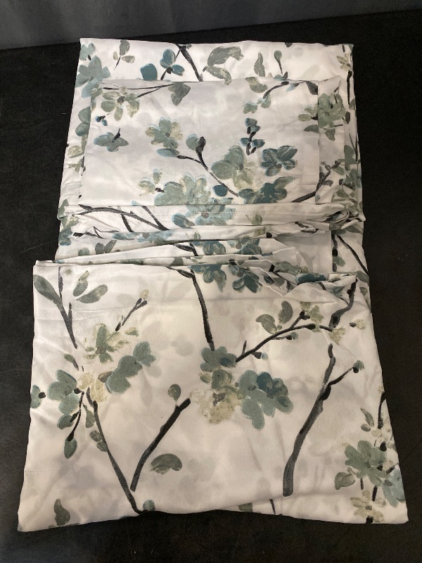 Photo 1 of  Soft Microfiber Floral Duvet Cover King Size, Blue Chic Botanical Print Pattern, Lightweight and Breathable Design, 3-Piece Set (1 Duvet Cover 2 Pillow Shams)