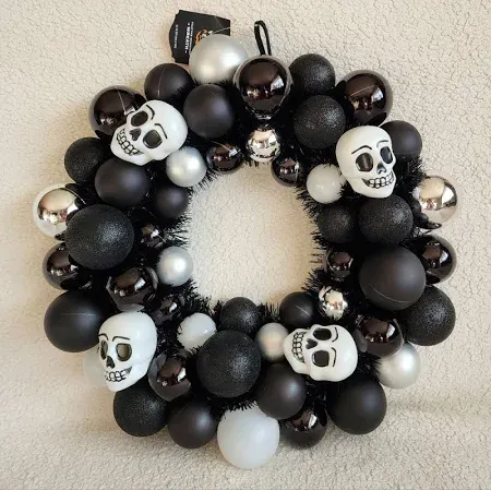 Photo 1 of New Target 16in Halloween Wreath with Skulls