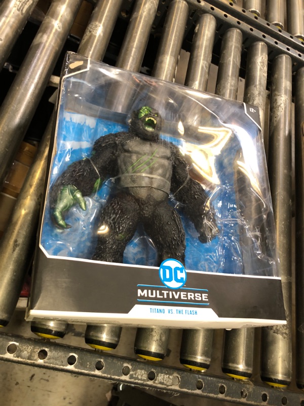 Photo 1 of Missing The flash Figuring---McFarlane Toys - DC Multiverse Titano vs The Flash 2 Pack