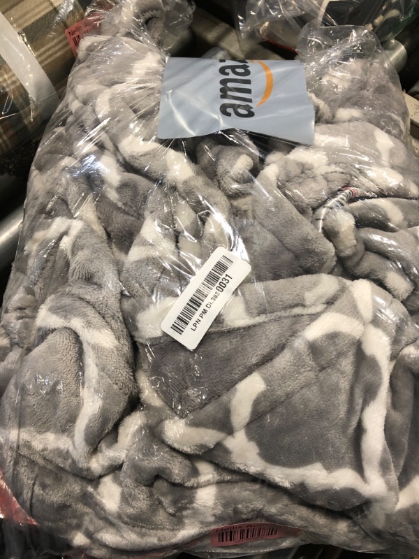 Photo 2 of ***CORD MISSING**
Beautyrest Ogee Printed Plush Electric Blanket for Cold Weather, Fast Heating, Auto Shut Off, Virtually Zero EMF, Multi Heat Setting, UL Certified, Machine Washable, Grey Oversized Throw 60x70