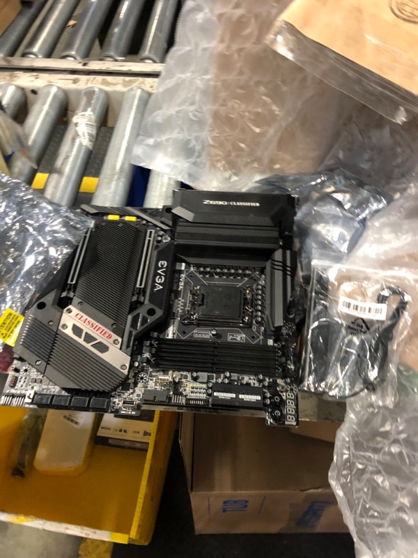 Photo 1 of ***Cracked*** EVGA Z690 Classified, 121-AL-E698-KR, LGA 1700, Intel Z690, PCIe Gen5, SATA 6Gb/s, 2.5Gb/s LAN, WiFi6E/BT5.2, USB 3.2 Gen2x2, M.2, EATX, Intel Motherboard