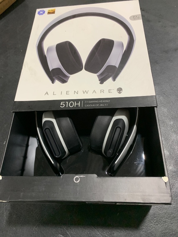 Photo 2 of Alienware 7.1 PC Gaming Headset AW510H-Light: 50mm Hi-Res Drivers - Noise Cancelling Mic - Multi Platform Compatible(PS4,Xbox One,Switch) via 3.5mm Jack, Gray