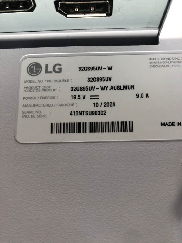 Photo 1 of LG ?32GS95UV 32-inch Ultragear OLED Gaming Monitor UHD 240Hz 0.03ms DisplayHDR True Black 400 AMD FreeSync Premium Pro NVIDIA G-Sync HDMI 2.1 DisplayPort Tilt/Height/Swivel Stand White