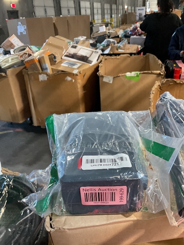 Photo 1 of SKIL Rechargeable 4V Cordless Screwdriver with Circuit Sensor Technology Includes 45pcs Bit Set, USB Charging Cable, Carrying Case - SD561204