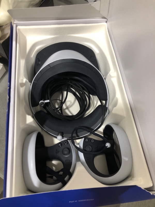 Photo 2 of PlayStation VR2 Horizon Call of The Mountain™ Bundle (PSVR2)