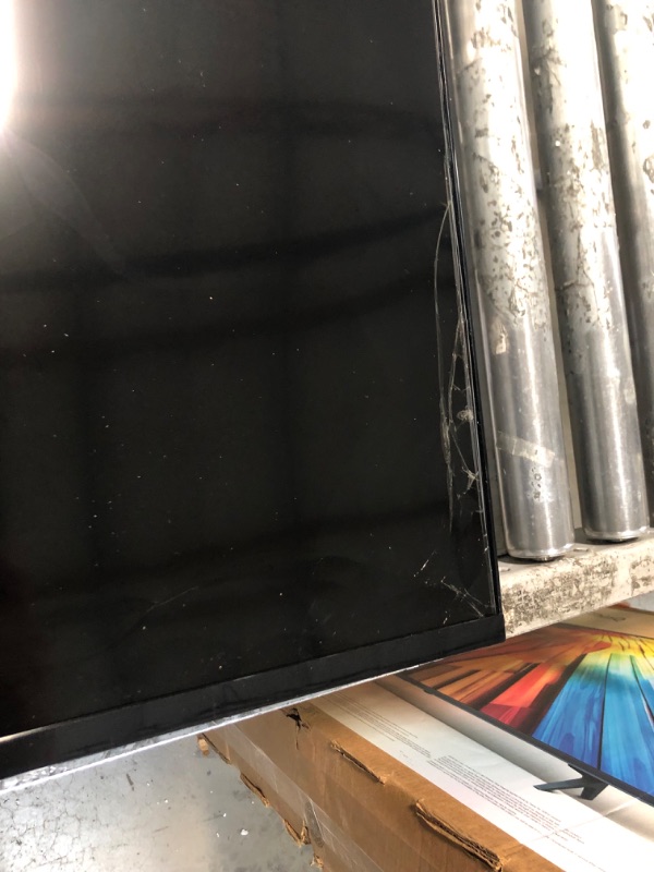 Photo 1 of damaged screen, final sale!!!
Roku Smart TV – 43-Inch Select Series 4K HDR RokuTV 