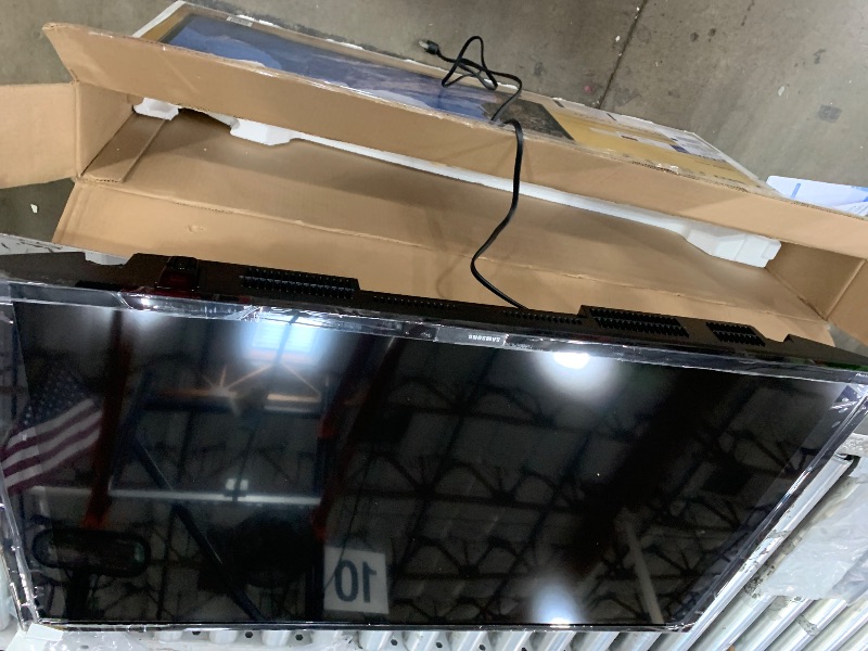 Photo 1 of *****************TV APPEARS NON-FUNCTIONAL****************

SAMSUNG 40-inch Class LED Smart FHD TV 1080P (UN40N5200AFXZA, 2019 Model), Black