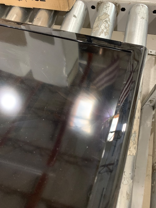 Photo 1 of **************SCREEN DAMAGED, NON-FUNCTIONAL*********************

SAMSUNG 40-inch Class LED Smart FHD TV 1080P (UN40N5200AFXZA, 2019 Model), Black